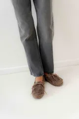 Pantalón jean de tiro medio color negro, corte mom, con bolsillos delanteros y traseros. Largo hasta el tobillo. Confeccionado en algodón 100%.