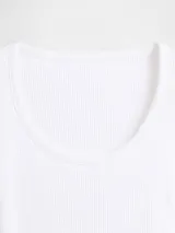 Remera de manga corta ajustada al cuerpo, color gris claro, con tejido acanalado (rib). Presenta un escote redondo amplio.