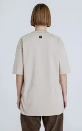 Remerón color beige de corte extra oversize con hombros caídos, cuello redondo y doble costura al tono.