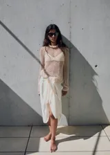 Camiseta de manga larga color beige, confeccionada en tejido de crochet de algodón con diseño recto.