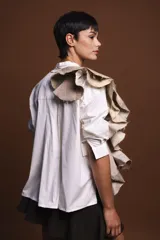 Camisa beige de algodón con cuello mao y volado estructurado.