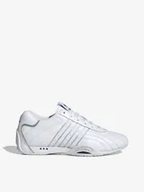 Zapatillas Adidas Adiracer Lo color blanco, inspiradas en los coches de carreras. Confeccionadas en cuero y material sintético, con las tres tiras características de la marca en los laterales.