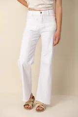 Pantalón blanco de cintura alta, corte recto, con bolsillos frontales tipo cargo y terminación desflecada. Confeccionado en denim de algodón con spandex.