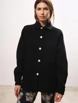 Camisa roja de paño 100% lana, con cuello clásico, cierre frontal con botones negros, dos bolsillos de parche en el pecho y corte recto.