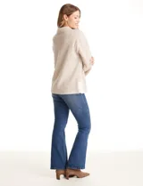 Buzo de tejido estampado en zigzag beige y blanco, con escote amplio, botones a presión en el cuello y mangas largas. Presenta botones a presión decorativos en los laterales.