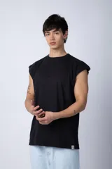 Musculosa blanca de algodón con corte estilo sudadera y sisas amplias.