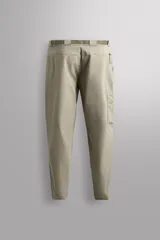 Pantalón de hombre color beige/caqui, de corte regular fit, confeccionado en tejido técnico compacto con elasticidad. Presenta cintura ajustable con cinturón a contraste, bolsillos frontales, bolsillo trasero con cierre de cremallera oculta y bolsillo cargo con cierre de cremallera oculta en la pernera.