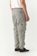 Pantalón cargo negro de nylon con cintura ajustable y puños.