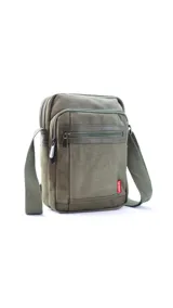 Morral color verde militar de tela canvas con detalles en símil cuero, correa de galón regulable y cierre superior. Tiene dos bolsillos frontales con cierre, bolsillo trasero con cierre y bolsillos internos.