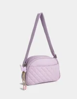 Bandolera lila de cuerina con diseño acolchado de rombos en la parte frontal y colgante de mariposa. Tiene correa regulable desmontable, acceso mediante cierre superior y bolsillo frontal con cierre.