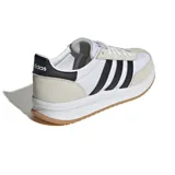 Championes Adidas Run70s 2.0, color blanco con detalles en negro y beige.