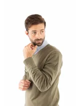 Sweater color arena con escote en V, de corte clásico.