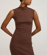 Vestido midi de tejido rib color marrón, con escote canoa y manga corta. Presenta un corte recto que entalla la silueta, confeccionado en una mezcla de algodón y elastano para mayor comodidad y flexibilidad.