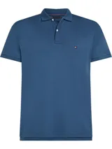 Chomba azul de algodón con cuello clásico, tapeta de dos botones y logo bordado en el pecho.