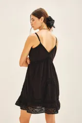 Vestido corto blanco de algodón con breteles regulables. Presenta detalles de puntillas y bordados a tono en el busto y el ruedo, con corte amplio y forrería.