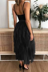 Falda larga de tul color negro, con capas y cintura elastizada.