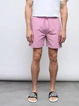 Short de baño Umbro color lila, de corte clásico y largo medio, con cintura elástica y cordón ajustable.