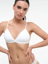 Bralette negro con breteles finos y corte triangular.