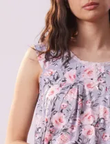 Conjunto de pijama marca René Rofé, compuesto por remera de tejido soft estampado con escote en V y botones, y pantalón capri con cintura elastizada.