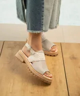 Sandalias de cuero color suela con plataforma y hebilla ajustable.