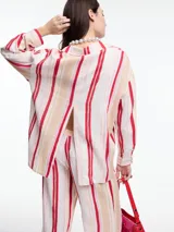 Camisa de lino y viscosa a rayas verticales rojas, rosas y amarillas.