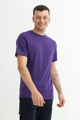 Remera manga corta de color gris oscuro con cuello redondo.