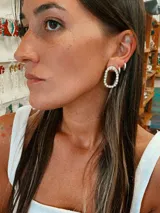 Aros ovalados con strass plateado.