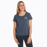 Remera rosa de algodón y poliéster con cuello redondo, mangas cortas y estampado de montañas en el pecho.