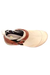 Botín de cuero color marrón con ajuste de hebilla y elástico lateral. Suela de goma con tecnología de burbuja de aire para mayor comodidad.