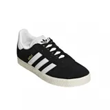 Championes Adidas Gazelle negros con las tres tiras blancas y detalles dorados.