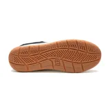 Zapatillas urbanas CAT modelo Apa Cush, color azul marino con detalles en naranja y suela de goma color caramelo. Capellada de cuero recubierta con PU, forro de malla interior hecho con residuos industriales 100% reciclados, plantilla acolchada de espuma, entresuela de EVA duradera y liviana y construcción Strobel.