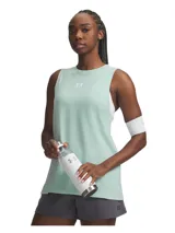 Musculosa deportiva para mujer, color verde menta claro, con corte holgado y cuello redondo. Presenta el logo de Under Armour en el pecho.