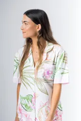 Conjunto de pijama de algodón a rayas verticales rosas y blancas, con detalles en celeste. Incluye camisa de manga corta con botones y bolsillo en el pecho, y shorts con cintura elástica.