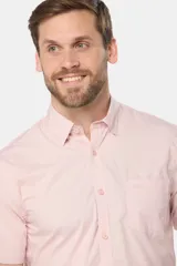 Camisa de hombre color azul marino, de manga corta, con cuello clásico, cierre frontal con botones y bolsillo en el pecho.