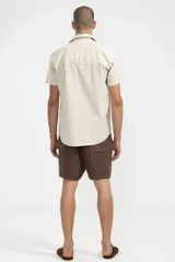 Short marrón de lino premium con cintura elástica, cordón de algodón y bolsillos laterales.