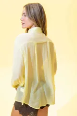 Camisa verde de manga larga con botones.