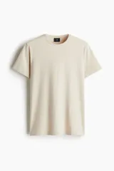 Remera color crema de corte slim fit, con cuello redondo y mangas cortas.