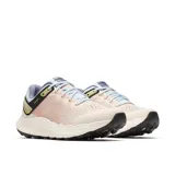 Zapatillas de trail running Merrell Antora 4 para mujer, color rosa pálido con detalles en celeste, negro y amarillo.