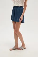 Short azul de viscosa con cintura elastizada y corte holgado.
