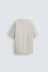 Camiseta marrón de algodón, corte relaxed fit, cuello redondo y manga corta.