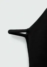 Vestido corto negro con cuello halter, espalda descubierta y abertura lateral. Incluye cinturón dorado.