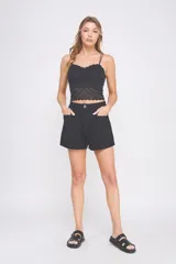 Top color crema de encaje elastizado con breteles finos ajustables, escote en V y copa interna formada.