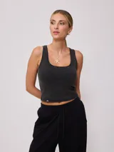 Musculosa corta gris oscuro de algodón con textura acanalada y cuello cuadrado.