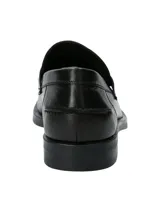 Mocasín negro de cuero con plantilla de cuero y suela de goma.