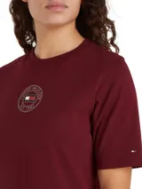 Vestido de corte regular color burdeos, con cuello redondo y logo gráfico de Tommy Hilfiger en el pecho.
