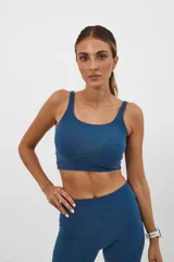 Calza deportiva larga color verde militar, de tiro alto y largo hasta el tobillo.