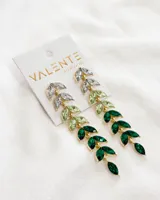 Aros colgantes con forma de rama con hojas de distintos tonos de verde y cristal blanco engarzados en metal dorado.