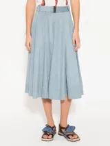 Pollera midi celeste de poliéster y elastano con vuelo y cinturón elastizado con hebilla.