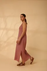 Vestido largo color rosado de lino 100% con cartera frontal de botones a lo largo y escote en V.