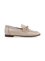 Mocasines de cuero color beige con detalle de hebilla dorada.